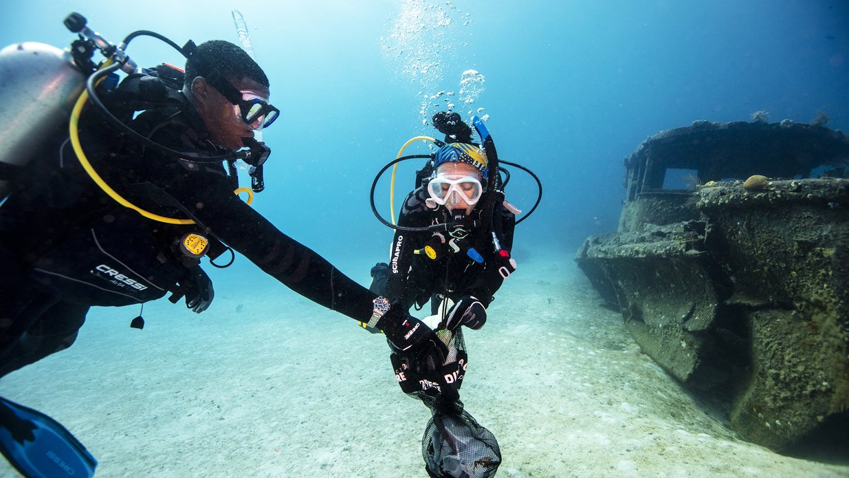 Dive-Against-Debris